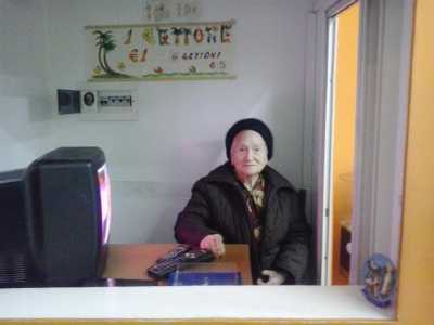 L'80enne Italia accanto al suo televisore